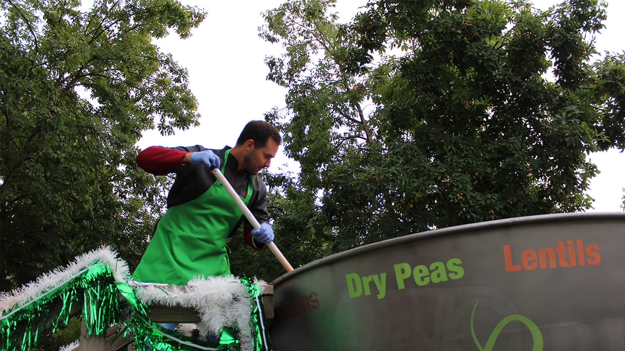Ziply Fiber employee stirring a lentil pot